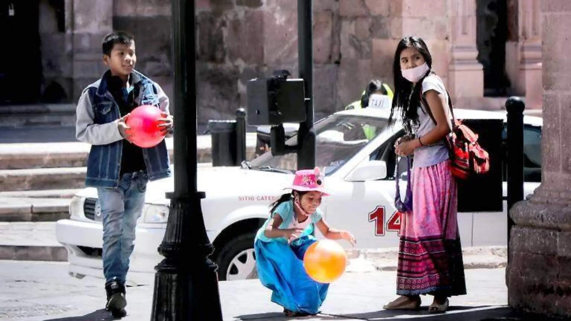 Jóvenes wixárika en el centro de la ciudad de Zacatecas